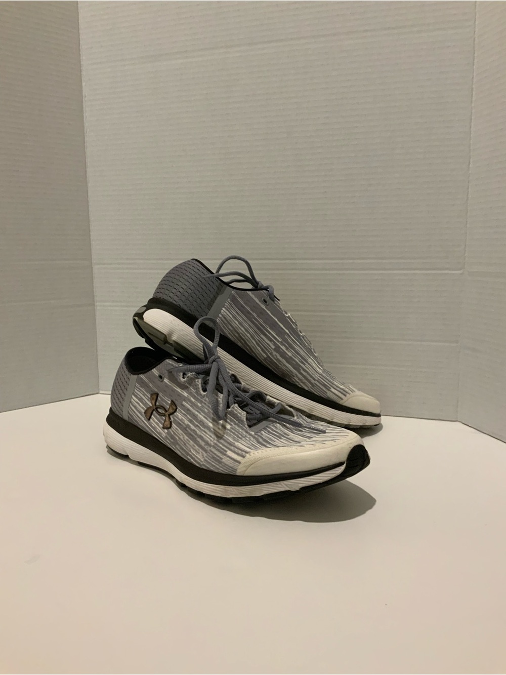 Mens Under Armour white, gray and black  speedform athletic shoes size 11.5